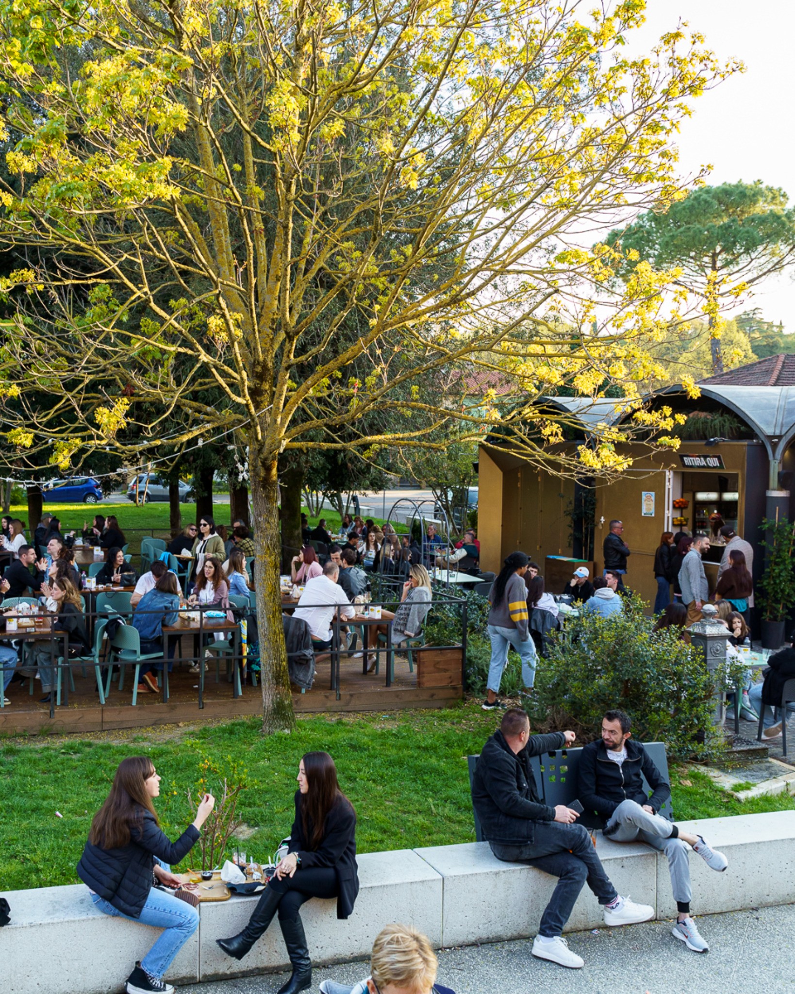 Persone e tavoli nel verde al Chiosco Botanico