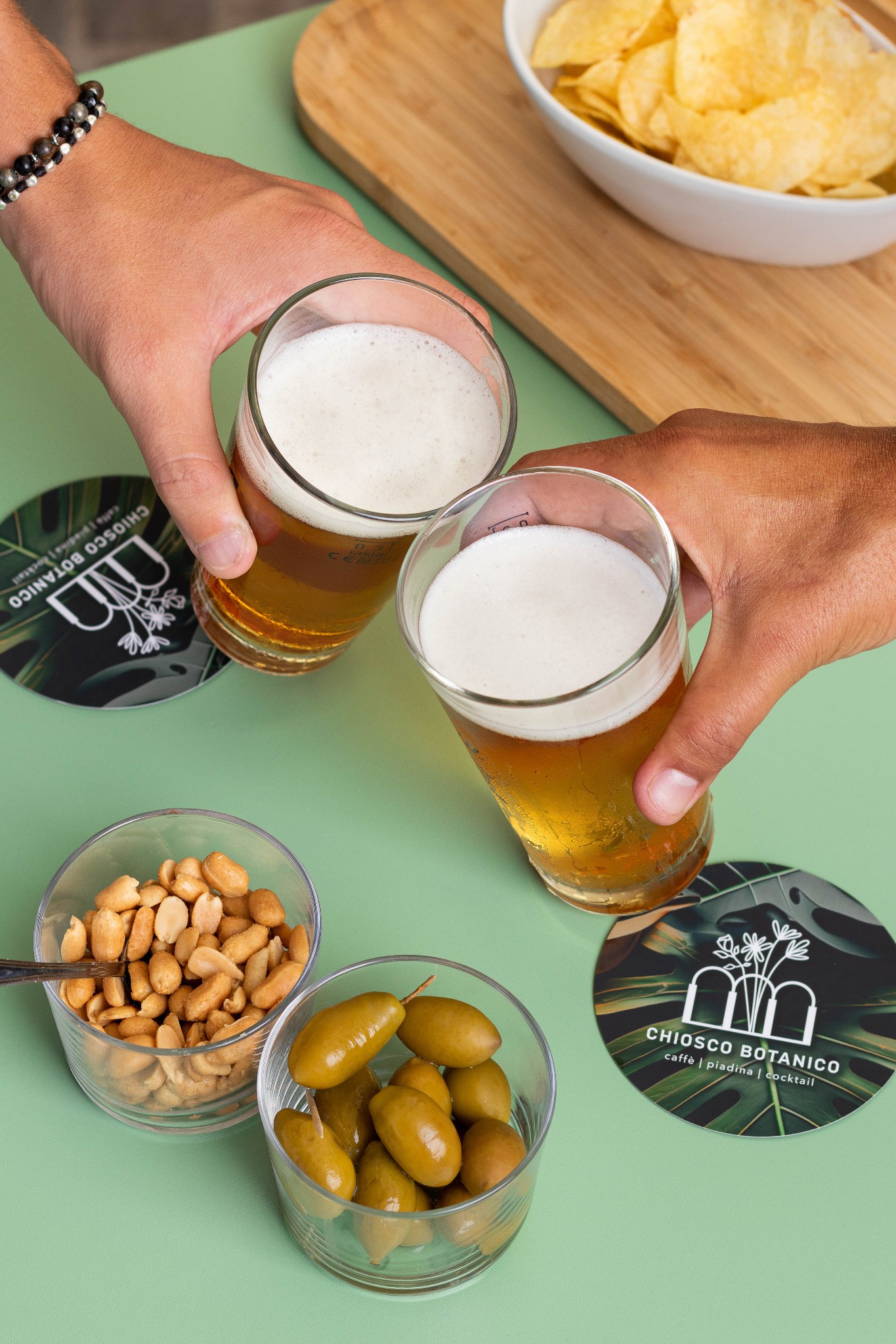 Tavoli del Chiosco Botanico nel verde