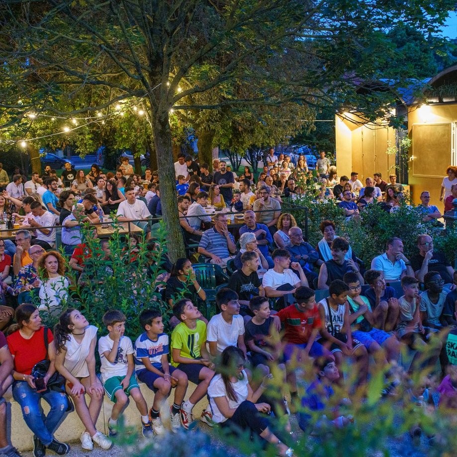 Chiosco Botanico di sera tra luci e persone